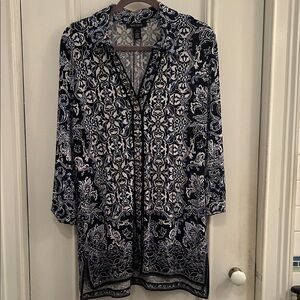 White House/Black Market tunic. Poly/spandex blend. Faux buttons.